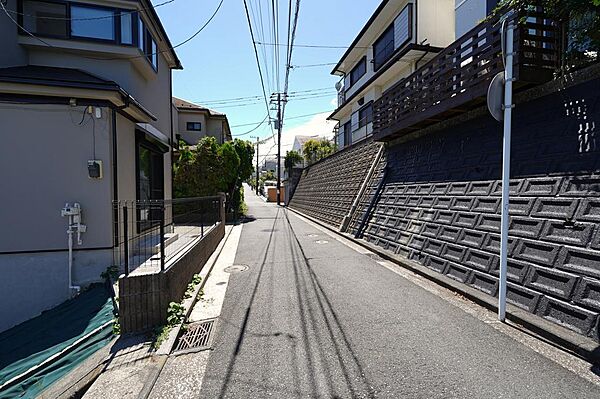 前面は主に近隣住民が利用する生活道路。車の通りが制限され、静かで落ち着いた暮らしが叶います。