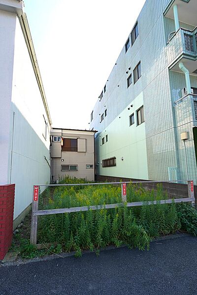 現況更地のため引渡し後もスムーズに建築へ移行可能。平坦徒歩5分圏内の魅力的な立地もポイントです。
