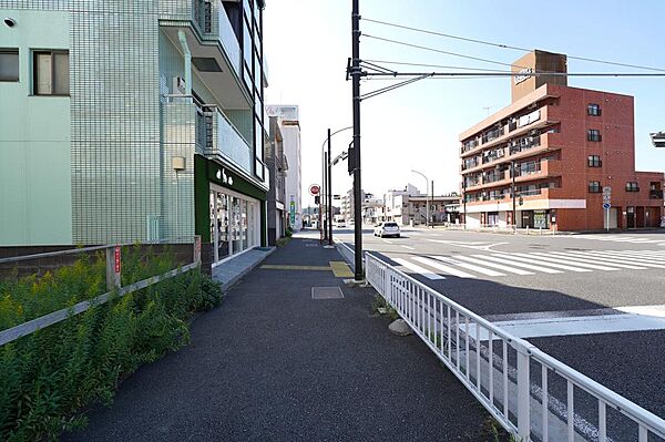 平坦徒歩5分の駅近立地×建築条件なし更地！商業施設も近く生活利便性と建築自由度を兼ね備えます。