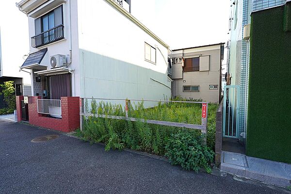 最寄り駅まで平坦な道のりで徒歩5分。毎日の通勤・通学もストレスなく快適に移動できる利便性が魅力。