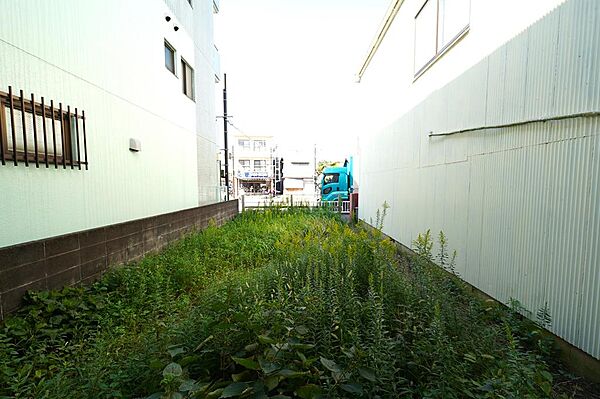 建ぺい率80％・容積率300％の近隣商業地域。敷地を有効活用した開放感ある建物プランが検討できます。