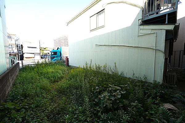 近くに商業施設が充実し買物至便な住環境。徒歩5分の平坦な駅アプローチで生活利便性にも優れます。