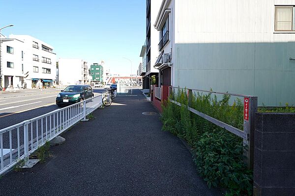 近隣商業地域に位置し利便性の高い好立地。建ぺい率80％・容積率300％で多目的なプランにも対応。