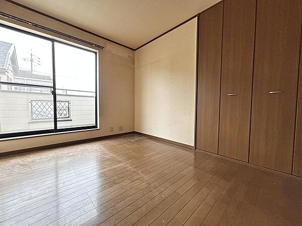 【リフォーム前】中央約6帖洋室です♪