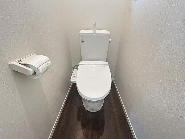 1階トイレです。温水洗浄便座付きで、季節を問わず快適にお使いいただけます。