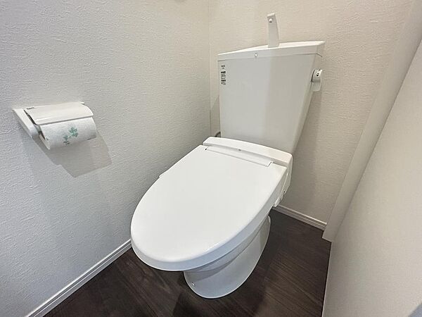 2階トイレです。温水洗浄便座付きで、季節を問わず快適にお使いいただけます。