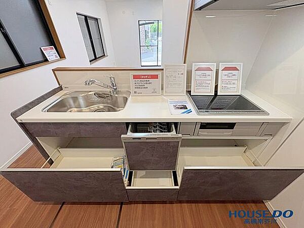 面倒な後片付けをサポートする食器洗浄乾燥機を完備。家事の時間を短縮できる分、お子様と宿題を見たり絵本を読んだりする「家族の時間」をより多く生み出してくれる、忙しい共働き世帯に嬉しい設備。