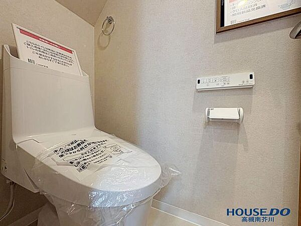 清潔感あふれる空間にリフォームされた1階トイレ。小さなお子様のトイレトレーニングも、この明るく綺麗な新品のトイレなら、親子で楽しく進めることができそうです。