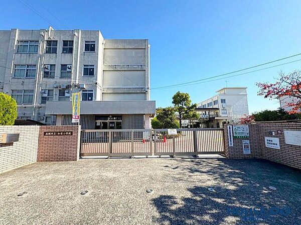 高槻市立如是小学校 130m