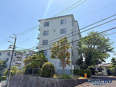 外観:ひな壇上にあるマンションですので日当たり通風良好です。 外観:ひな壇上にあるマンションですので日当たり通風良好です。
