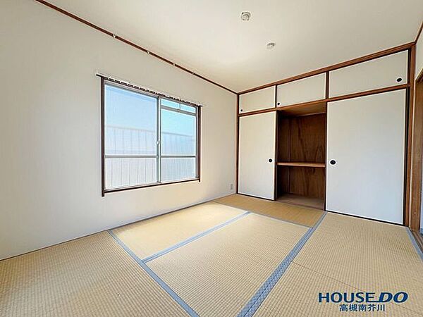 南側の和室6帖押入れも大きく、天袋もありますよ。