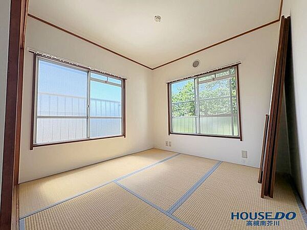 和室4.5帖窓が2面あり太陽の日がたくさん差し込みます。