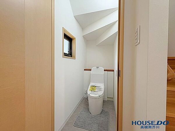 クロスやフロアタイル、便器本体まで美しく一新された1階トイレです。手洗い付きの手軽なタンク式で、温水洗浄便座も完備。毎日使う場所だからこそ、クリーンで心地よい空間作りにこだわっています。