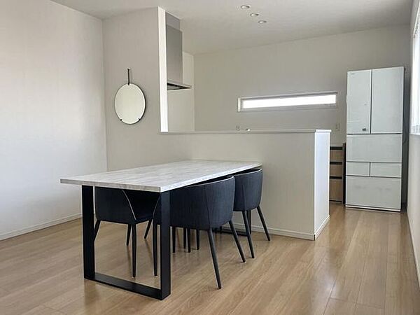 食卓を囲むご家族の会話が弾むダイニング。落ち着いた住環境だからこそ、家で過ごす時間がより特別なものになります。