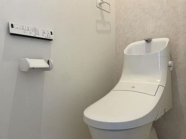 清潔感のある温水洗浄便座付きトイレ。1階・2階の2カ所に設置されているため、朝のラッシュ時も安心です。