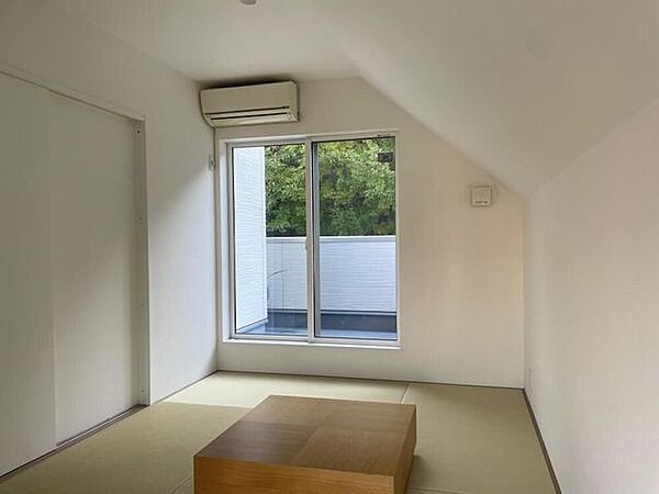 2階LDKの隣に配された和室。来客用やお昼寝スペースとして重宝する、心安らぐ和の空間です。
