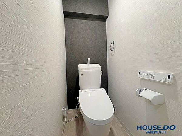 清潔感のある壁紙を使用したトイレ床材もお手入れしやすそうです