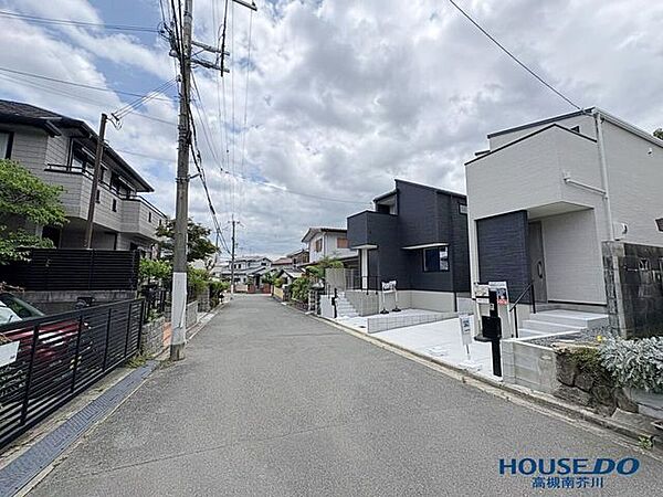 前面道路は幅員6.49mありますのでお車の出し入れもラクラクです