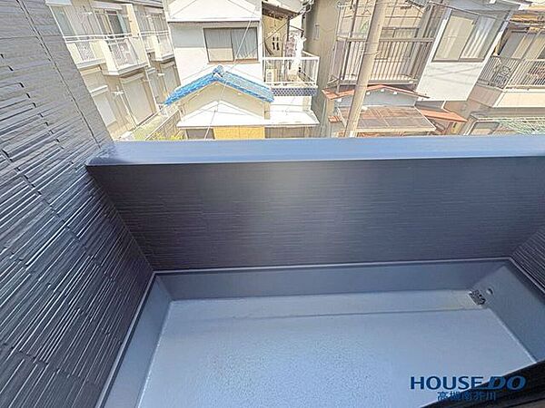 東向きのバルコニーです