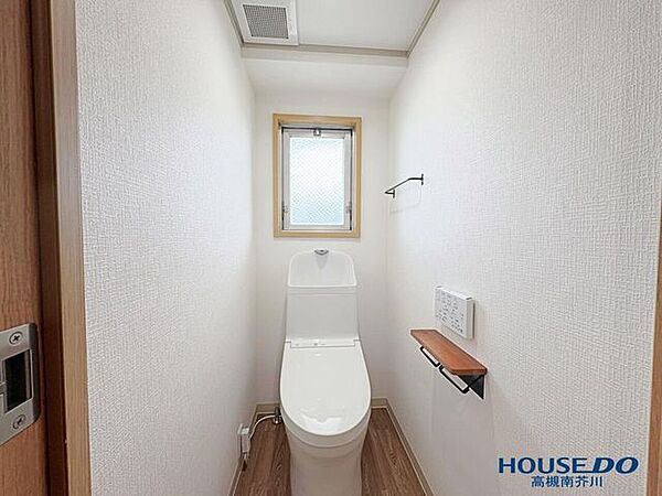 清潔感のある壁紙を使用したトイレ床材もお手入れしやすそうです