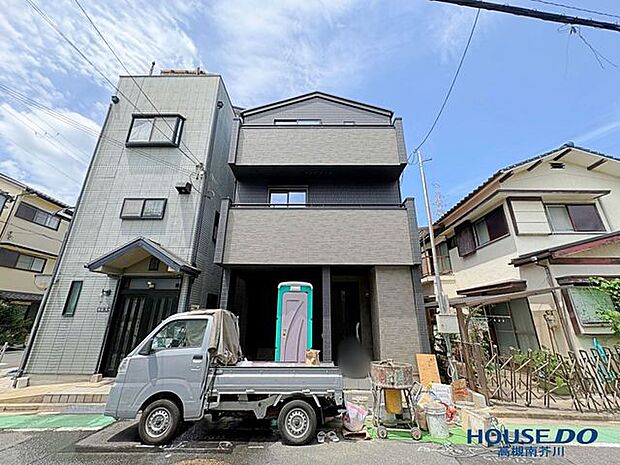 スタイリッシュな外観デザインが目を引く新築一戸建て。閑静な住宅街になじむ洗練された佇まいです。