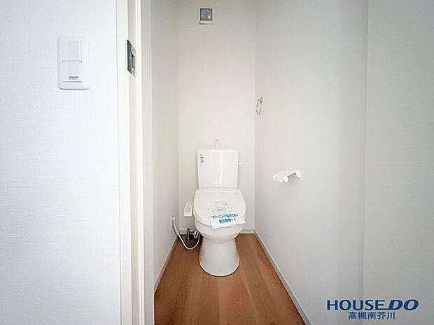 清潔感あふれる1階の温水洗浄便座付きトイレです。本物件は1階と2階の2ヶ所にトイレを設けているため、忙しい朝の時間帯も家族間で重なることなく快適に過ごせます。