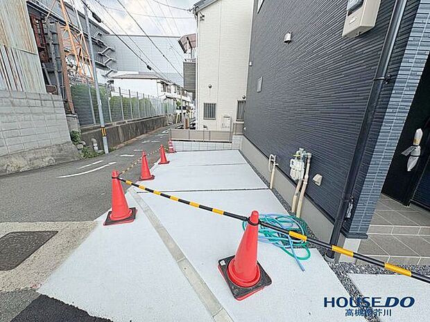 ゆったりとしたカースペースを確保。日々のお買い物やお子様の送り迎えなど、お車での移動が多いファミリーにも安心の設計です。