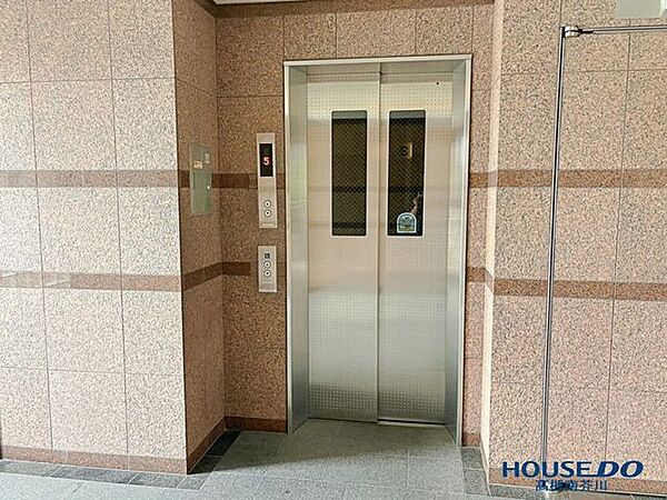 フラットなアプローチやエレベーター完備など、ベビーカーでの移動やたくさんのお買い物帰りでもストレスフリーな共用設計。日勤の管理人さんが優しく見守る安心のマンションです