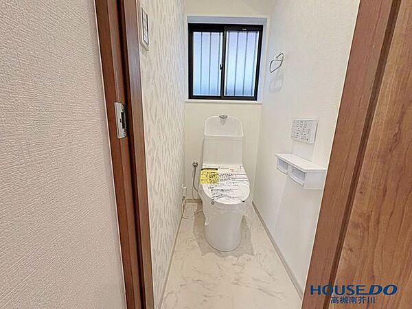 快適な温水洗浄便座を新調したトイレ空間です。壁紙クロスやクッションフロアも張り替えられており、プライベートな空間だからこそ清潔感にこだわって仕上げています。