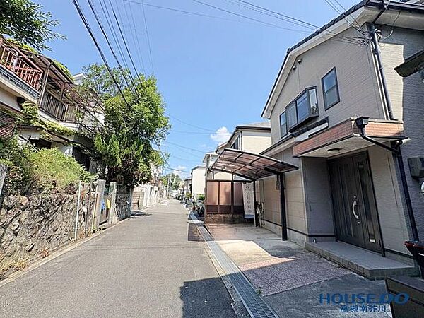 北側幅員約4.8mの道路に接道しており、お車の出し入れもスムーズに行えます。2台分のカースペースも完備しており毎日の移動に便利です。
