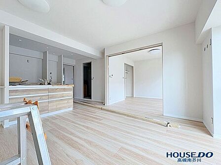 木のぬくもりを感じるフロアやクロスが美しく整いつつあります!対面キッチンから部屋全体を見渡せるためお子様の様子も確認できます。