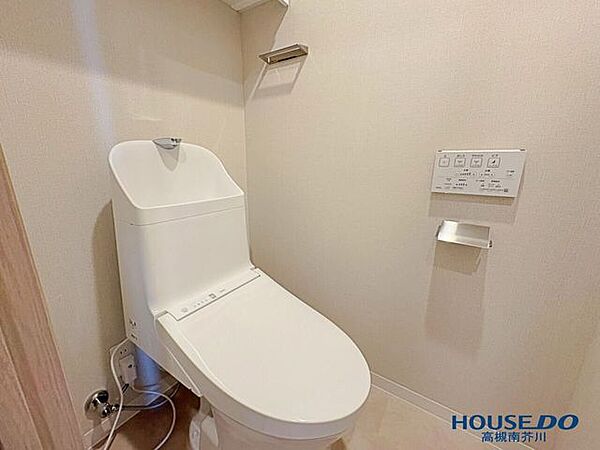 手洗い器一体型の清潔感あふれる温水洗浄便座付きトイレです。ペーパーホルダーや操作パネルもスマートに設置されています。トイレは2か所あるので、朝の忙しい時間でも安心です。