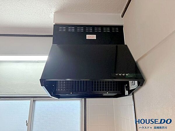 お手入れがしやすいシックなブラックカラーのレンジフードです。キッチンまわりを清潔に保ちやすくなっています。