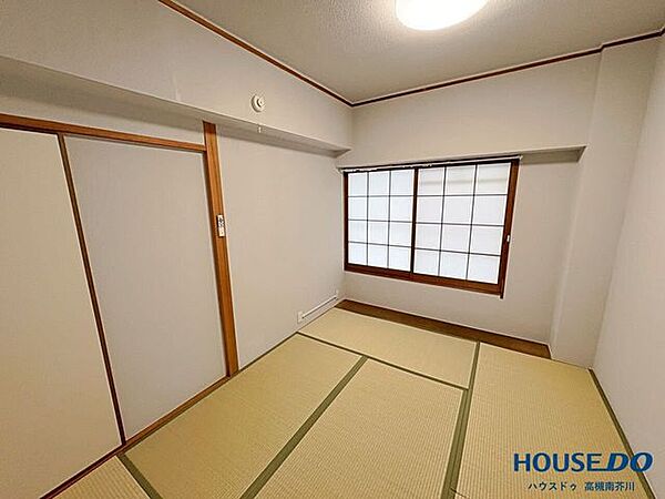 落ち着いた雰囲気が魅力の6帖空間です。障子越しにやさしい自然光が入り、客間や子供部屋としても快適に過ごせます。