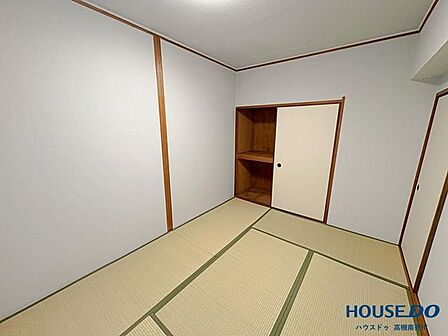 整然とした畳と清潔なクロスが心地よいシンプルなデザインです。収納スペース付きで家具の配置もしやすい空間です。