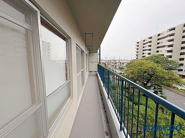 南向きで陽当り・通風ともに良好なバルコニーです。眼下には緑豊かな景観が広がり、洗濯物を干す際も気持ちの良い風を感じることができます。