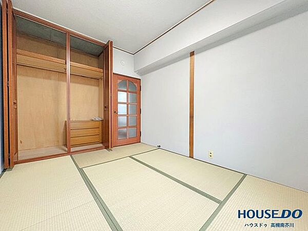 壁面にクローゼットを備えた収納豊富なお部屋です。衣類や日用品をまとめてすっきり整理整頓できます。