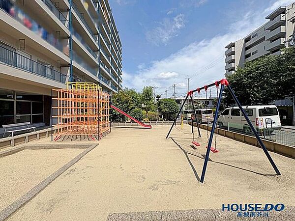 マンション敷地内に公園があり、小さなお子様でも安心して遊ぶことが出来ます。