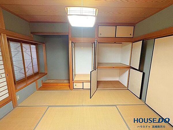 床の間がある2階の和室です。収納場所がしっかり確保されています。