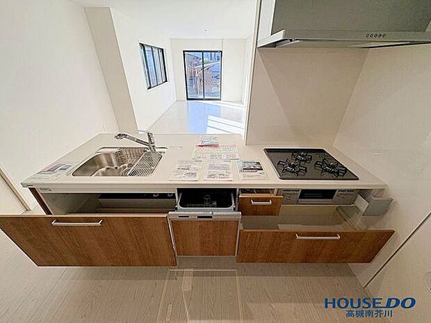 キッチンは食器洗浄乾燥機も完備しております。収納もたっぷりですので片付いたキッチン目指しましょう。