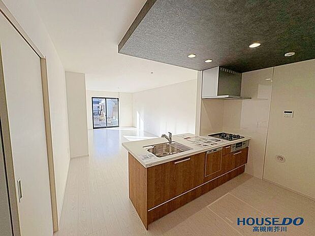 キッチンの後ろ側には広いスペースがあります。冷蔵庫、キッチンキャビネットなど更に収納力アップです。床下収納もありますよ。