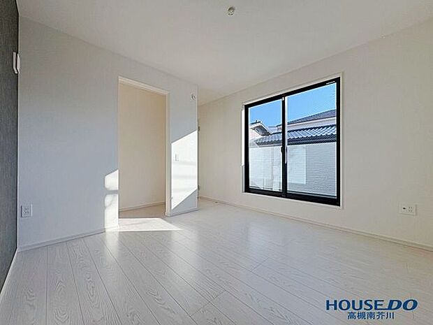 洋室6.6帖ウォークインクローゼット完備です。沢山のお洋服や小物の収納にも充分ですね。