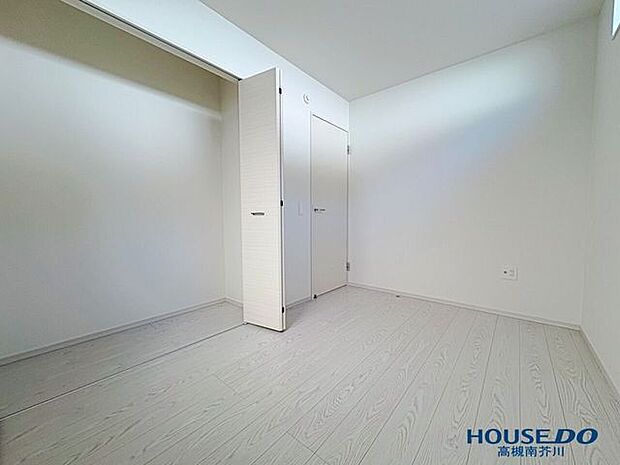 洋室4.3帖幅の広いクローゼット完備です。収納力抜群なのでお部屋もスッキリ。