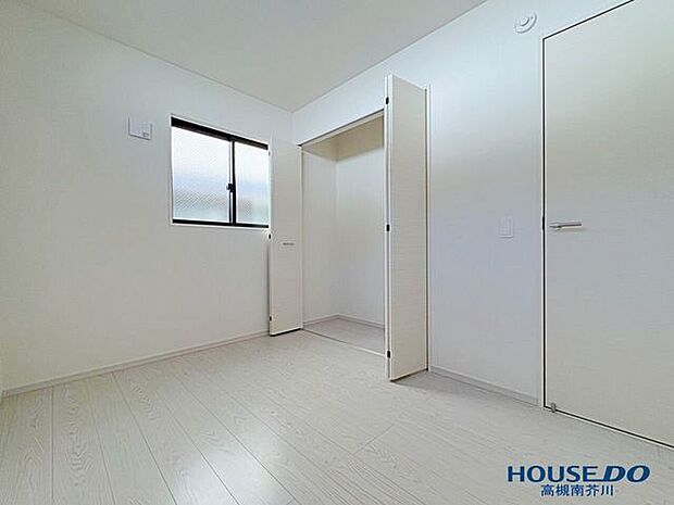 洋室4.3帖2面の窓で明るいのが嬉しいですね。