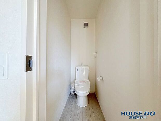 1階、2階にトイレございます。温水洗浄便座で快適ですね。朝のトイレ待ちもこれで解消！？