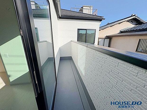 南向きのバルコニー太陽の日差しで洗濯物も早く乾きますね。