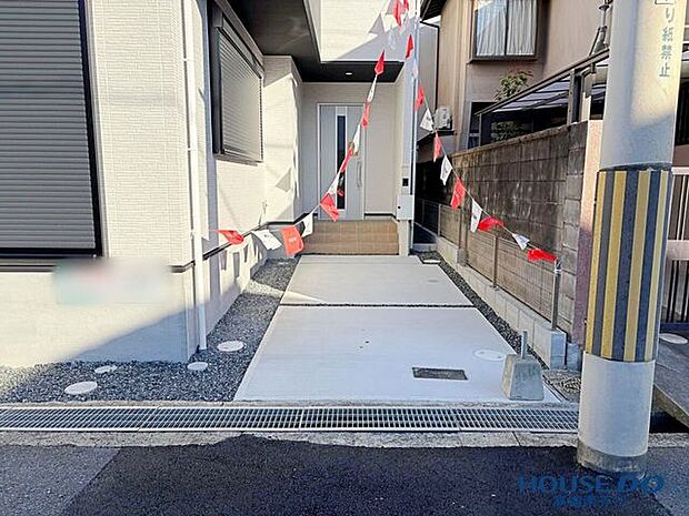 普通車1台駐車可能です。前面道路が広いので運転が苦手な方も安心です。