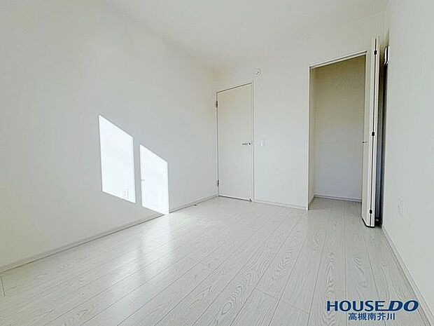 洋室4.8帖クローゼットがあるのでお片付けも助かります。