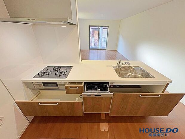 キッチンには食器洗浄乾燥機も完備。食後には家族団らんの時間が楽しめます。収納もたっぷりですっきり片付けできます。