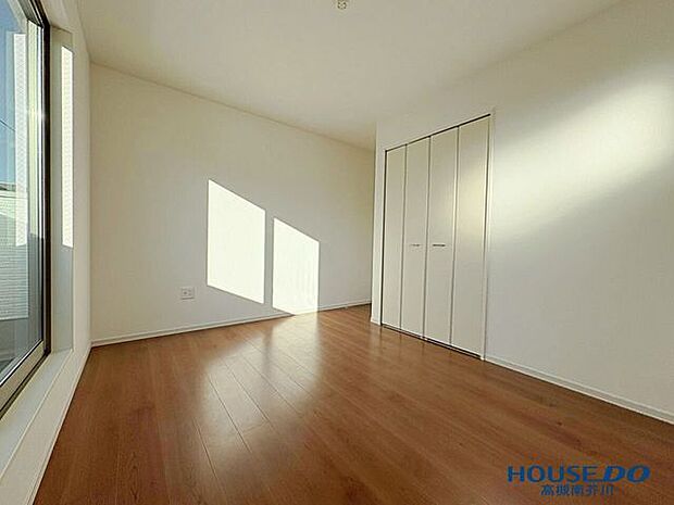 洋室6.5帖2面の窓から日差しがたっぷり。明るいお部屋です。こちらのお部屋にはベランダがあり、お部屋をより広く見せてくれますよ。